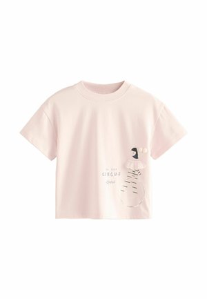 Lyserød bomulds T-shirt med korte ærmer, der har et grafisk design af en performer og teksten "to the CIRCUS." Indeholder teksturerede detaljer.