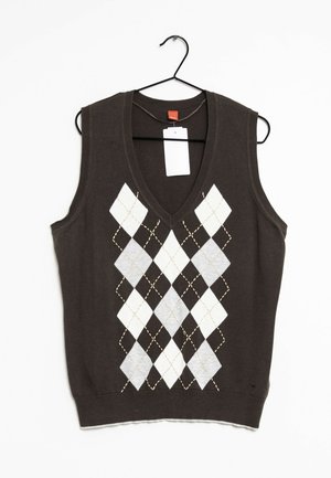 Ciemnobrązowa kamizelka bez rękawów z białym i jasnoszarym wzorem w romby, wisząca na czarnym wieszaku na białym tle.