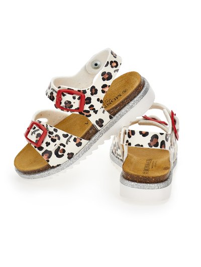 Hvite sandaler med leopardmønster, røde spenner og korksåler; glitrende sølvsåler; åpen bakdel for ventilasjon og komfort.
