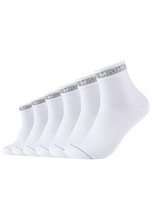 Weiße Baumwollknöchelsocken, sechs Paar, mit einem grauen Band und dem "MUSTANG"-Logo sowie einer glatten, leichten Textur.