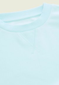Felpa azzurra chiara con collo a girocollo a coste, design delle spalle senza cuciture e dettaglio a punto testurizzato sul davanti.