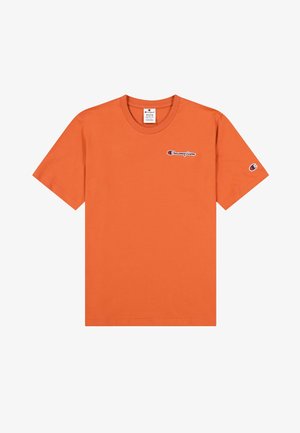Camiseta de algodón naranja con mangas cortas y cuello redondo. Presenta un pequeño logo bordado en el pecho y otro logo en la manga.