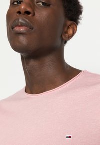Tommy Jeans SLIM JASPE CREW NECK - T-shirt básica - pink htr