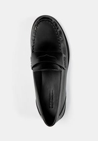 Čierna kožená slip-on obuv s okrúhlou špičkou, textúrovaným švom pozdĺž hornej časti a hladkým vnútorným podšívkou. Nemá viditeľné hardvérové prvky.
