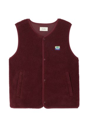 Bordo polar prsluk s teksturiranom površinom, okruglim izrezom, dva bočna džepa i kopčanjem na dugmadi. Sadrži logo zakrpu u više boja.