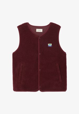 Bordo polar prsluk s teksturiranom površinom, okruglim izrezom, dva bočna džepa i kopčanjem na dugmadi. Sadrži logo zakrpu u više boja.