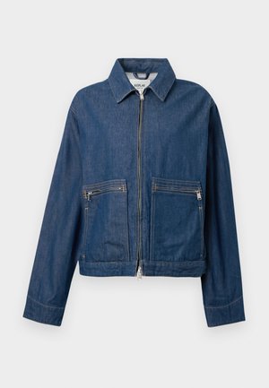 Džínová bunda v tmavom modrom odtieni s golierom, predným zipsom a dvoma náprsními vreckami. Obsahuje viditeľné švy a skrátený strih.