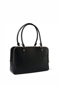Μαύρη δερμάτινη τσάντα χειρός με δύο ανθεκτικές λαβές, ορθογώνιο σχήμα, υφή επιφάνειας, εξαρτήματα σε χρυσό τόνο και κλείσιμο με φερμουάρ στην κορυφή.