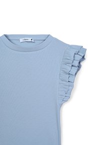 Maglietta azzurro chiaro a coste con scollatura rotonda e maniche corte arricciate. Materiale in misto cotone con una consistenza liscia. Etichetta del marchio visibile.