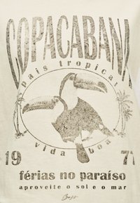 To tropiske fugler innenfor en oval med palmetrær, stor tekst "COPACABANA" over og portugisiske uttrykk om tropisk paradis og ferier under.