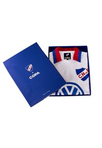 Witte trui met rode en blauwe accenten, voorzien van een kraag en logo's op de voorkant, gepresenteerd in een blauwe doos met een logo-ontwerp.