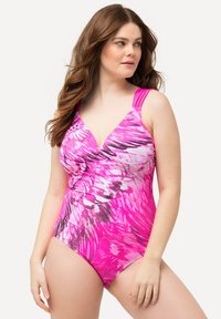 Roze tie-dye badpak met een diepe V-hals, stevige bandjes en lichte ruches bij de taille. Glad, rekbaar stof met een opvallend patroon.