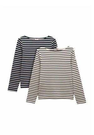 Zwei Langarm-Shirts mit Bootsausschnitt und horizontalen Streifen; eines weiß mit schwarzen Streifen, eines schwarz mit weißen Streifen, auf weißem Hintergrund dargestellt.