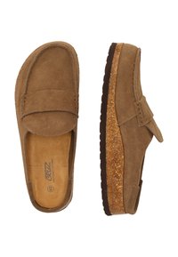 Braune Wildleder Slipper mit abgerundetem Zehenbereich, gepolstertem Fußbett und einer kontrastierenden Kork- und braunen Gummisohle. Besondere Merkmale sind die abgesteppten Details.