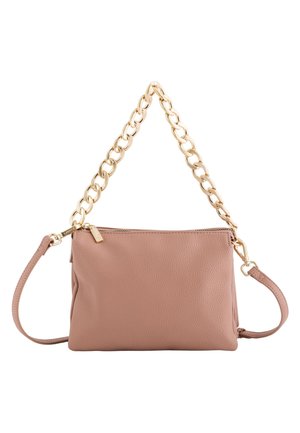 Sac à main en cuir rose avec une finition texturée, dotée d'une chaîne en or et d'une fermeture à glissière, avec une bandoulière amovible.