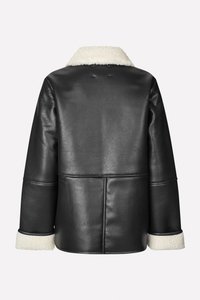 Giacca in pelle nera con colletto e polsini in shearling bianco, caratterizzata da un design strutturato e dettagli di cucitura visibili.