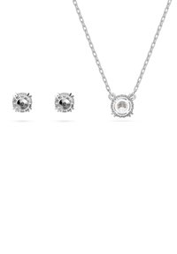 Sølv smykkesæt bestående af en halskæde med en centralt gemt sten vedhæng og matchende stud øreringe, alle med en poleret finish.
