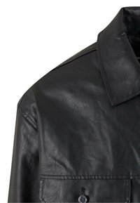 Schwarze Lederjacke mit großem Kragen, Taschen vorne und strukturiertem Finish. Verfügt über Knopfdetails und saubere Nähte.