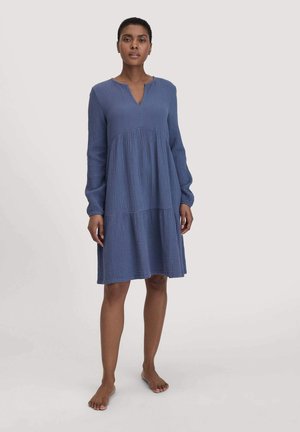 Blaues, strukturiertes Kleid mit V-Ausschnitt, langen Ärmeln und gestuftem Design. Leichter Stoff, der über die Knie fällt und eine lockere Silhouette bietet.