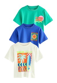 Tre kortärmade t-shirts: grön med tryck av 'Florida Sunset', blå med soldesign och vit med palmträd och surfbräda grafik.