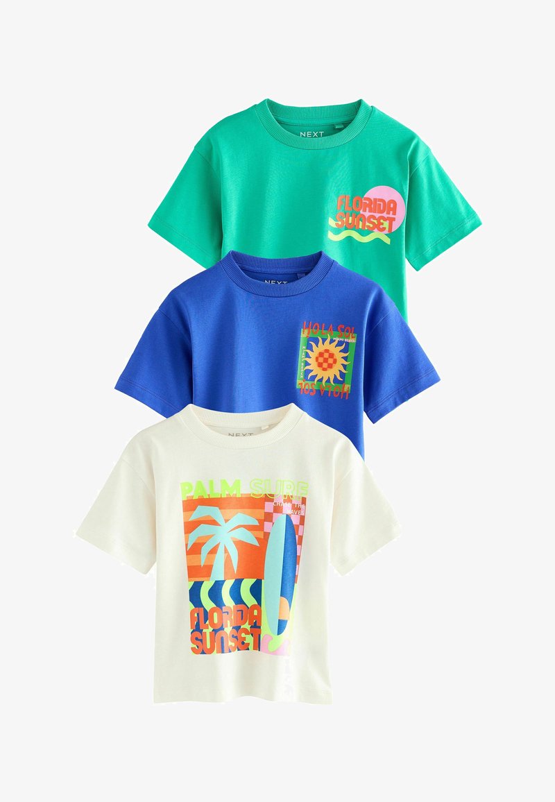 Tre t-shirt corte colorate con stampe a tema estivo, inclusi il testo "Florida Sunset" e grafiche di sole, palma e tavola da surf.