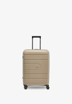 Maleta dura beige con líneas horizontales, cuatro ruedas giratorias negras, un mango telescópico y la marca "REDOLZ" en la parte frontal y en el mango.