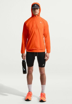 Nike ACG TRAIL AIREEZ - Μπουφάν για τρέξιμο - safety orange/safety orange/summit white