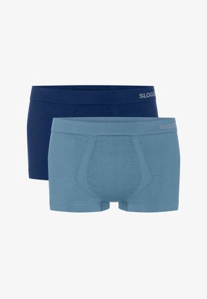 Zwei nahtlose Herrenboxershorts, eine hellblau vorne, eine dunkelblau hinten, beide mit "SLOGGI"-Markenaufdruck am Bund.