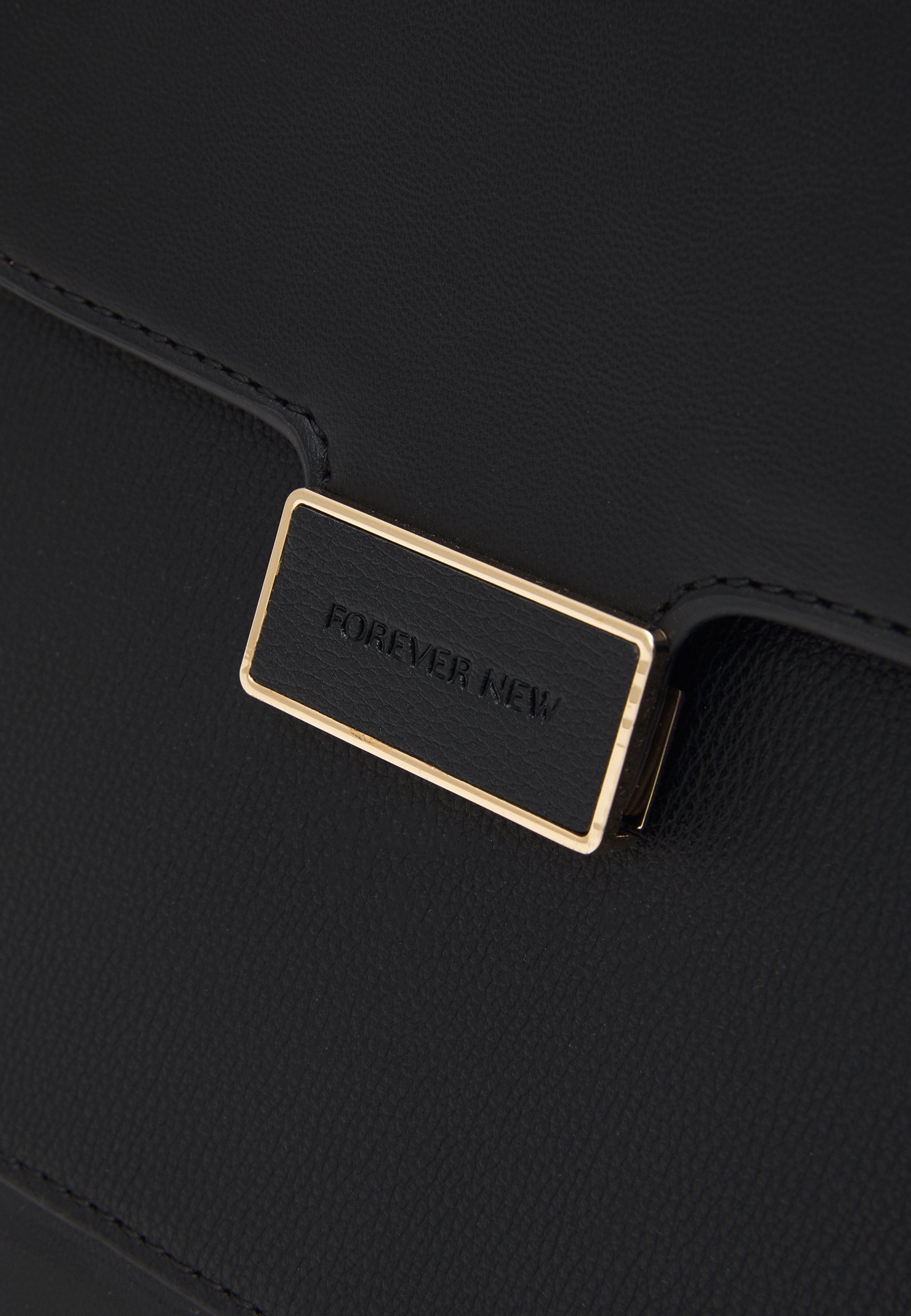 locking tote with wheels