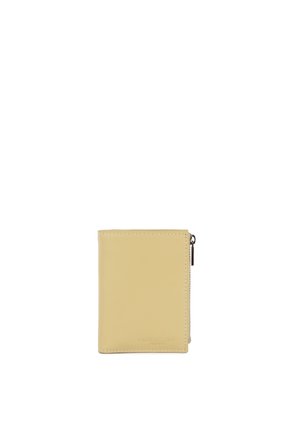 Portefeuille beige en cuir à double volet avec coutures visibles et fermeture éclair sur le côté droit, embossé du logo "Lancaster Paris".