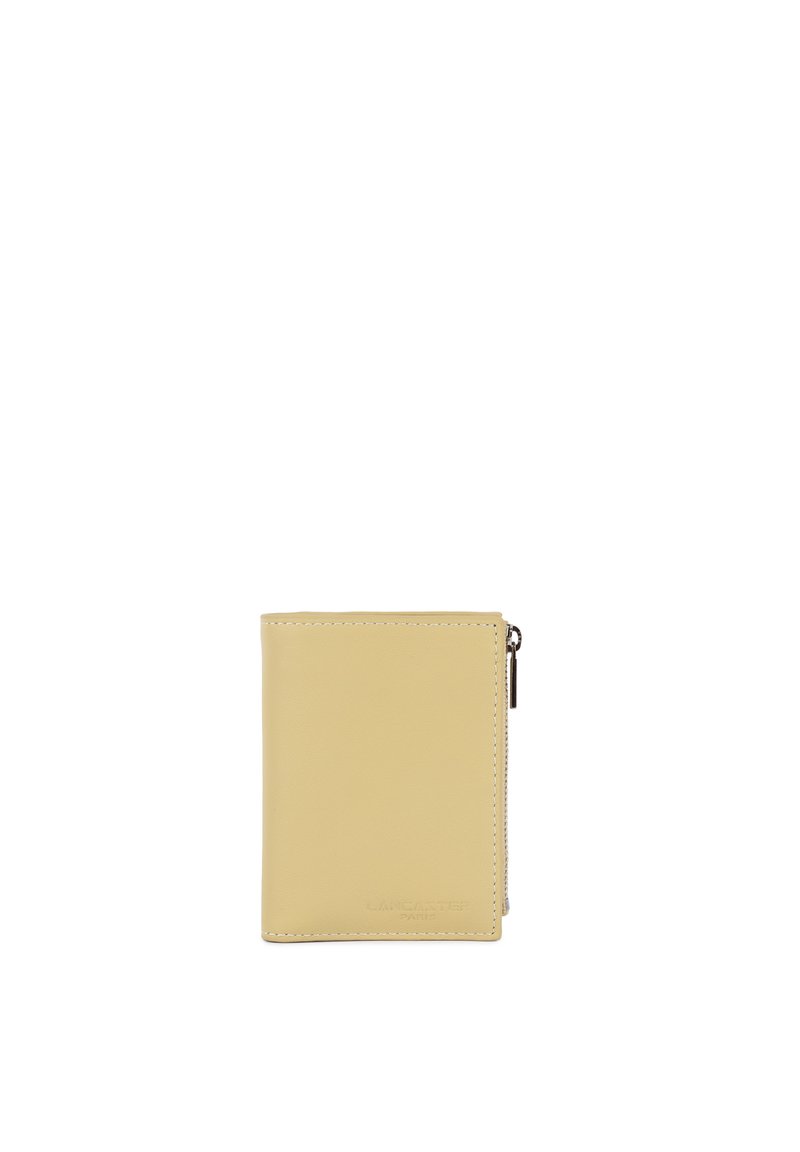 Portefeuille beige en cuir à double volet avec coutures visibles et fermeture éclair sur le côté droit, embossé du logo "Lancaster Paris".