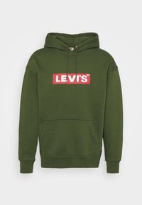 Sudadera verde con un bolsillo tipo canguro, capucha con cordón, y un logo rectangular rojo con "LEVI'S®" en la parte delantera. Textura de tela suave.