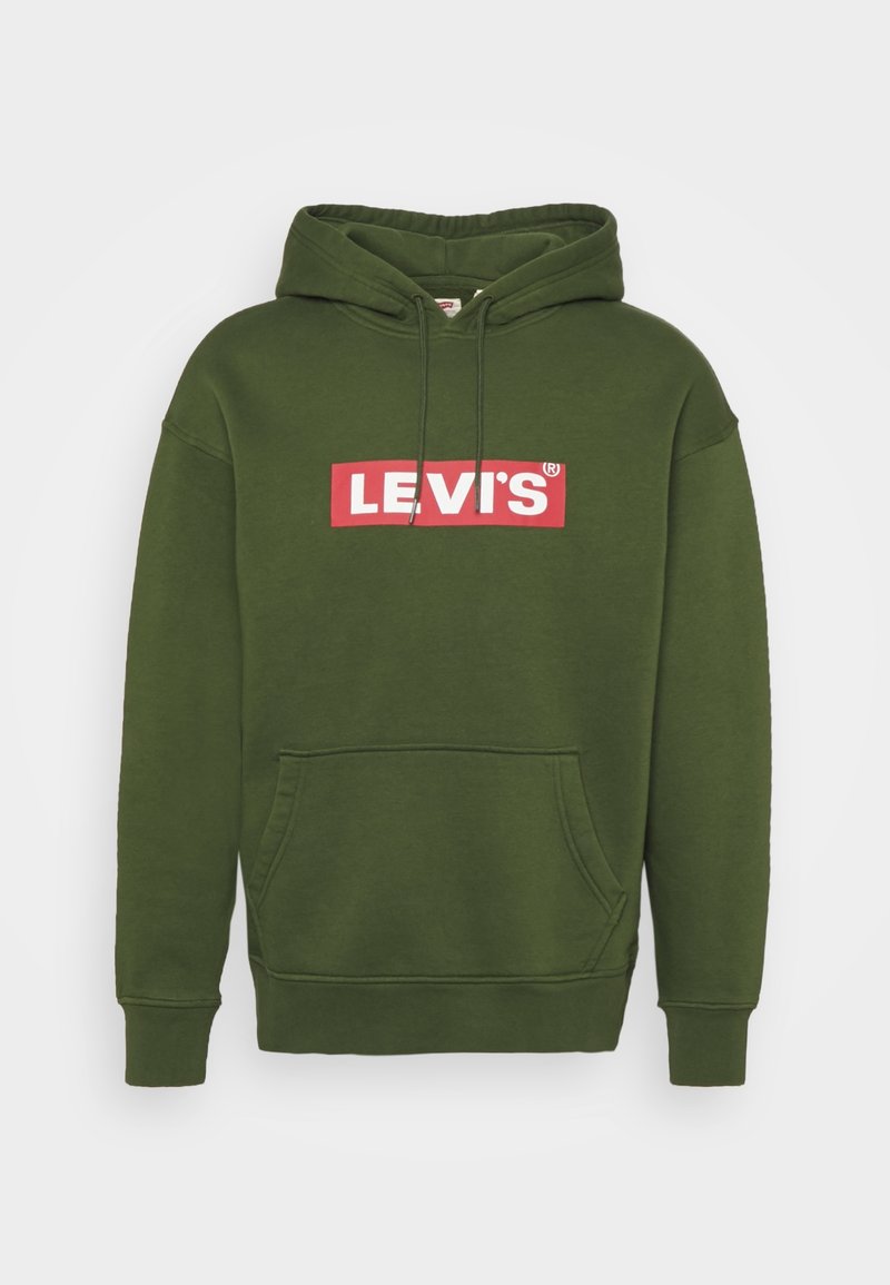 Sudadera verde con un bolsillo tipo canguro, capucha con cordón, y un logo rectangular rojo con "LEVI'S®" en la parte delantera. Textura de tela suave.