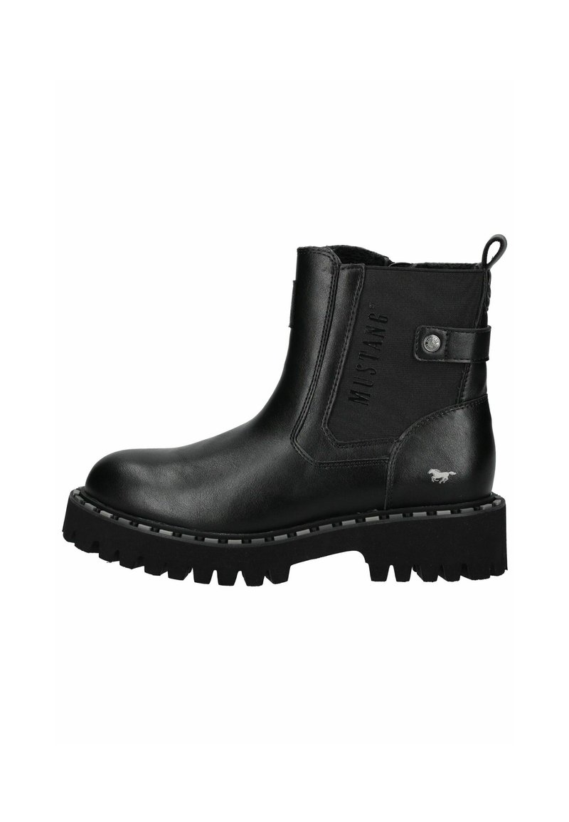 Černá kožená kotníková bota s elastickými bočními panely. Má masivní gumovou podrážku a malý logový detail na boku.