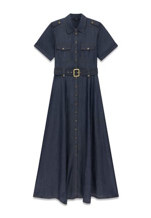 Vestido midi de mezclilla azul oscuro con mangas cortas, cierre frontal con botones, dos bolsillos en el pecho, hombreras y cinturón a juego con hebilla dorada.