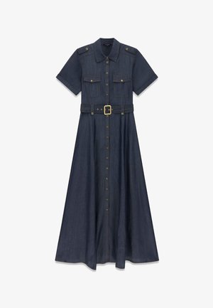 Vestido midi de mezclilla azul oscuro con mangas cortas, cierre frontal con botones, dos bolsillos en el pecho, hombreras y cinturón a juego con hebilla dorada.