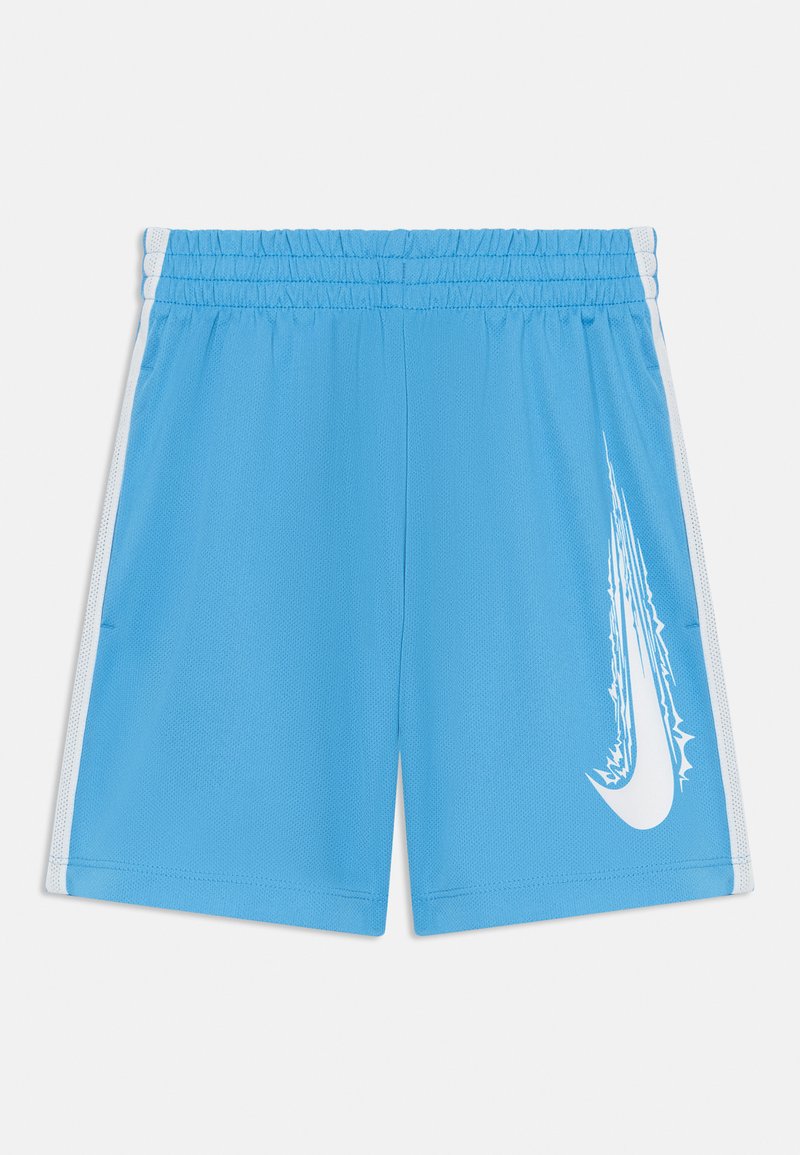 Pantalones cortos deportivos azules hechos de una tela ligera, con una superficie texturizada, cinturilla elástica y acentos laterales blancos con un logo.