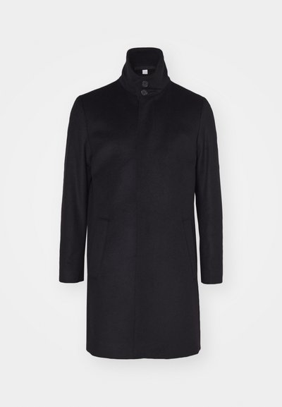 Fekete gyapjú kabát magas gallérral, két elülső zsebbel és három gombos záródással. Egyenes szabás és sima textúra, minimalista design.