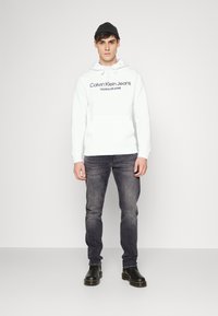 Calvin Klein Jeans SLIM - Calças de ganga justas - denim grey