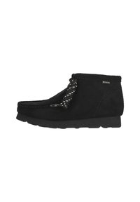 Svart mocka ankle boot med rund tå, unik flätad snörningsdetalj och en texturerad gummisula för bra grepp. Vattenavvisande Gore-Tex-material.