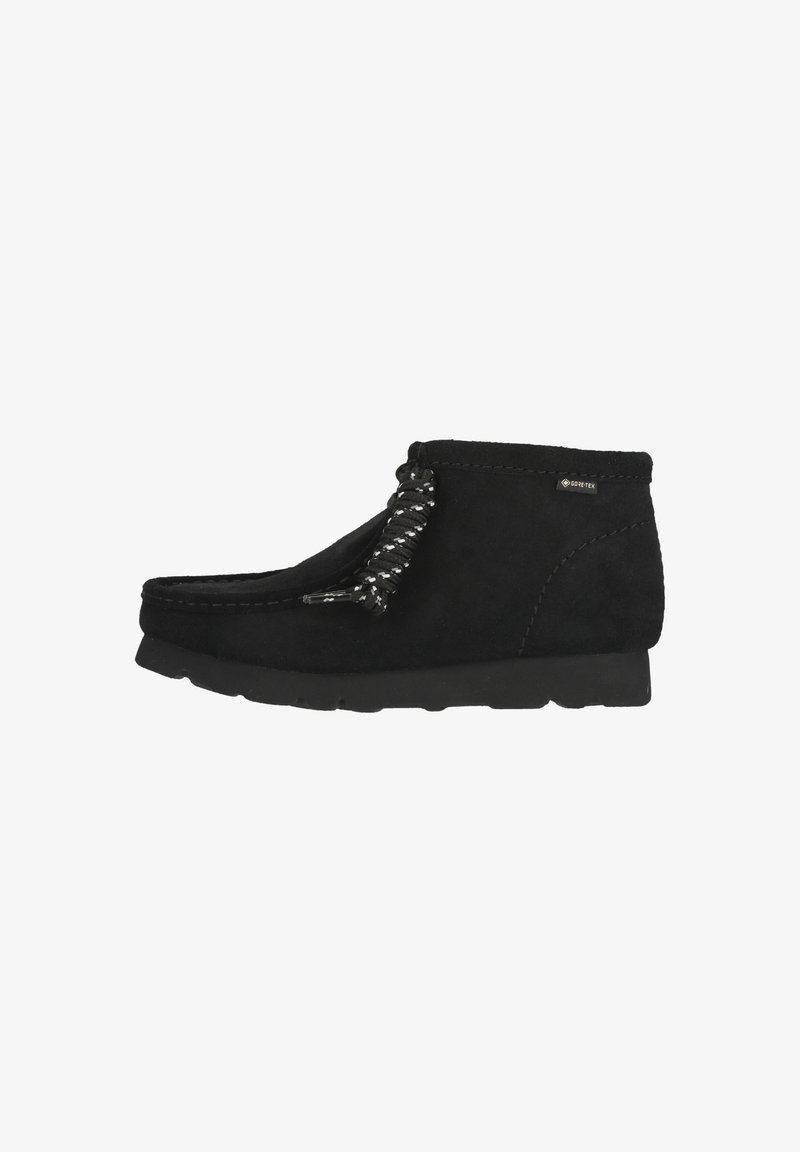 Svart mocka ankle boot med rund tå, unik flätad snörningsdetalj och en texturerad gummisula för bra grepp. Vattenavvisande Gore-Tex-material.