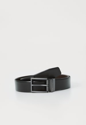 Cinto de couro preto com acabamento liso, apresentando uma fivela metálica retangular em acabamento preto mate e um design minimalista.