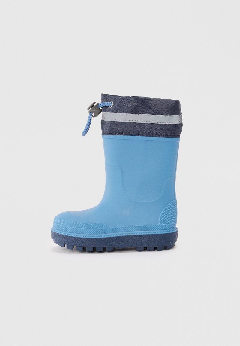 Botte en caoutchouc bleu étanche avec un haut marine, fermeture à cordon, semelle texturée, et bande réfléchissante grise autour du col.