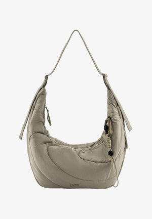 Hellbeige gesteppte Schultertasche mit langem Riemen, vorderer Reißverschlusstasche, dekorativem Karabiner und "Studio Berlin"-Logo unten.