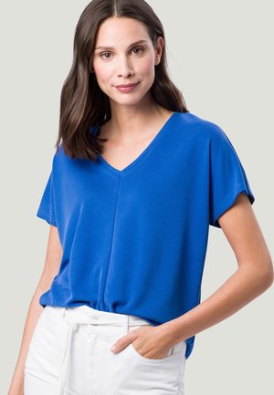 MIT RüCKENAUSSCHNITT - Print T-shirt - ultramarine blue