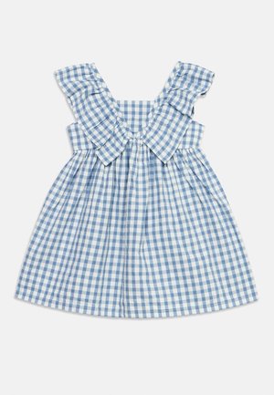 Μπλε και λευκό φόρεμα για νήπια σε σχέδιο γκίνχαμ με φαρδιές ραβδωτές τιράντες και φούστα με πιέτες σε απλό φόντο.