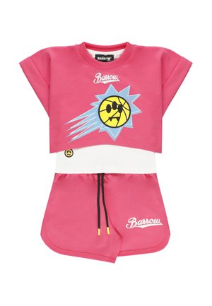 Completo per bambini rosa composto da due pezzi, con una grafica di un sole a forma di pallacanestro gialla sulla maglia e il marchio "Barrow" su entrambi i capi.