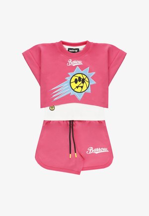 Completo per bambini rosa composto da due pezzi, con una grafica di un sole a forma di pallacanestro gialla sulla maglia e il marchio "Barrow" su entrambi i capi.