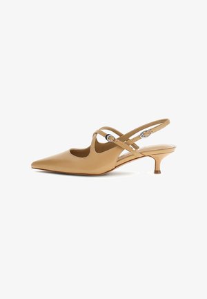 Beige leren slingback schoen met een spitse neus, twee verstelbare gespbanden en een lage kittenhak.
