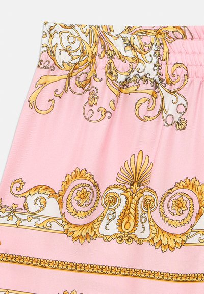 Tissu rose avec des motifs baroques complexes en or et blanc, comprenant des motifs de volutes et floraux, avec une section de taille élastique.